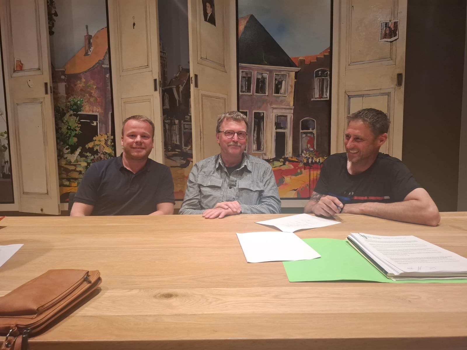 Contract tekenen overname Tichem Bouw